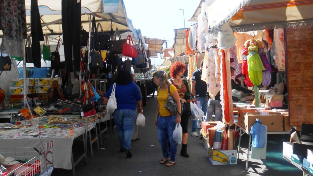 Banchi del mercato con persone