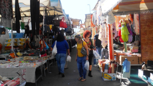 Banchi del mercato con persone