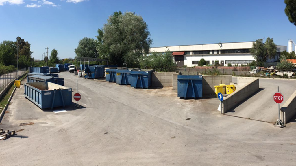 Foto di grandi cassoni per rifiuti