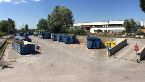 Foto di grandi cassoni per rifiuti