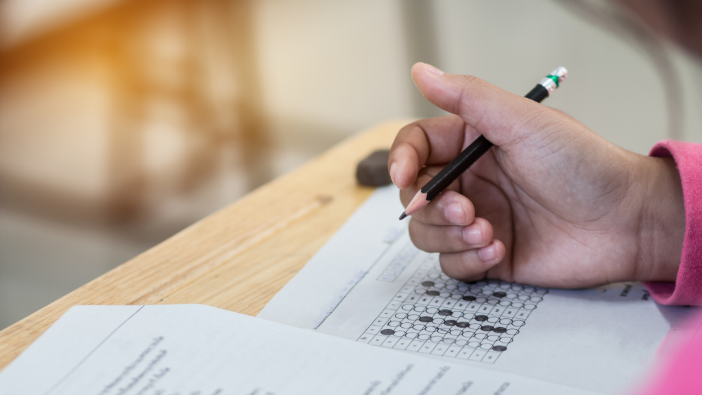 Persona che compila un modulo