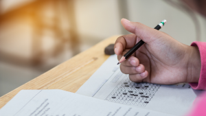 Persona che compila un modulo