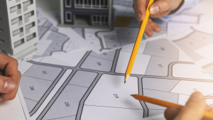 Persone che guardano mappa catastale