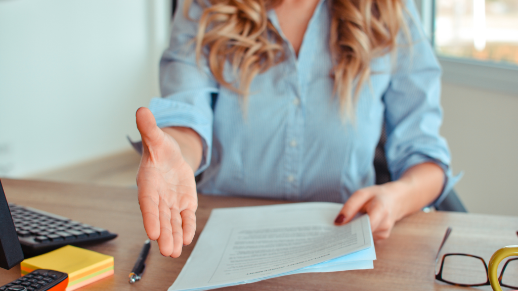 Donna tende la mano per siglare accordo