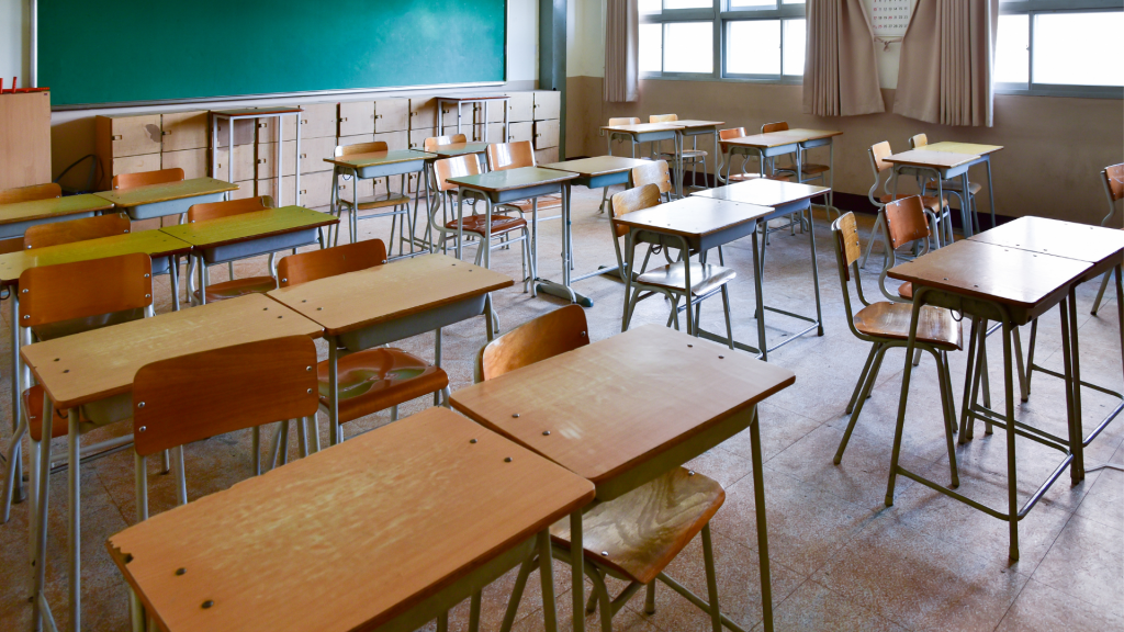 Aula scolastica con banchi e sedie