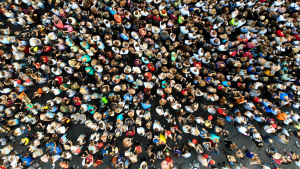 Molteplici persone viste dall'alto