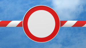 Segnale divieto con cielo di fondo