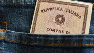 Carta d'identità esce dalla tasca posteriore pantaloni