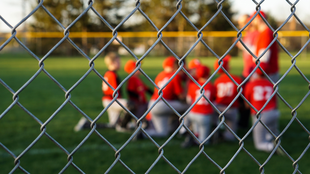 Gruppo di ragazzi su campo sportivo