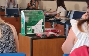 foto di un defibrillatore