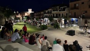 persone in ascolto durante la festa della musica