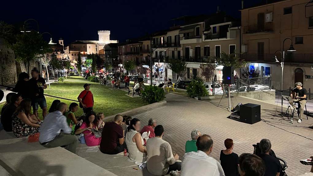 persone in ascolto durante la festa della musica