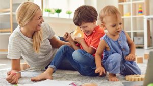 donna con due bambini che giocano