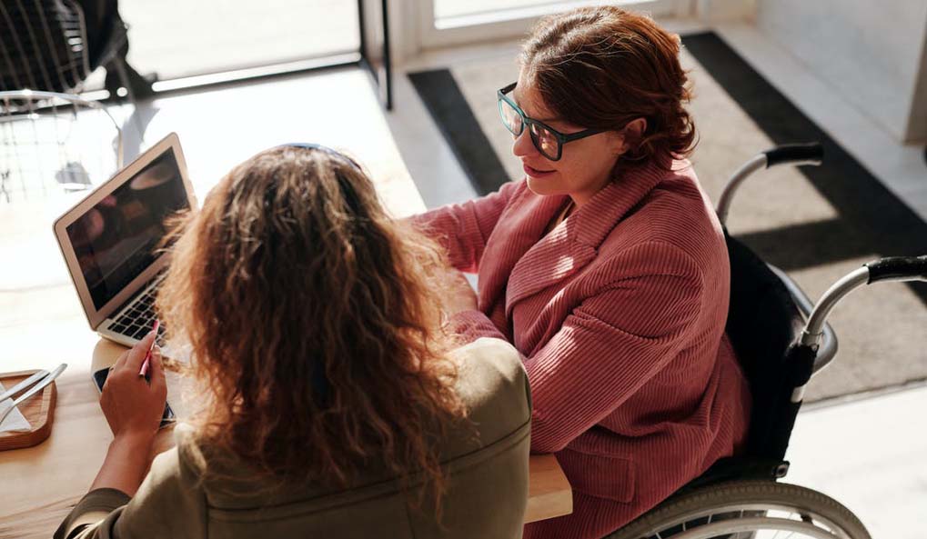 disabile e tutor al computer