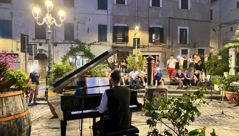 piazza con artista da strada