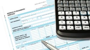 foglio f24 con calcolatrice