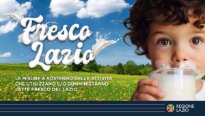 bambino che beve un bicchiere di latte