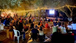 persone che guardano il cinema all'aperto