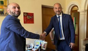 stretta-di-mano-Sindaco-e-Rapaccion