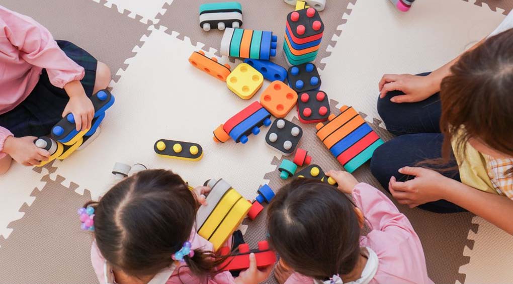 bambini che giocano con costruzioni