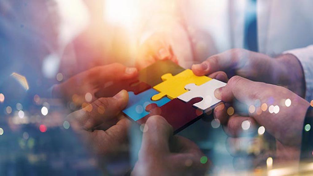 puzzle tenuto da più mani