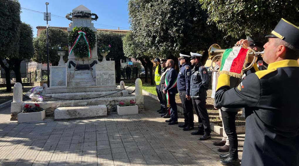 sindaco con autorità durante l'anniversario delle forze armate