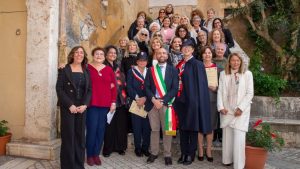 inaugurazione della mostra collegio del castello foto con il sindaco e tutte le ex collegiali