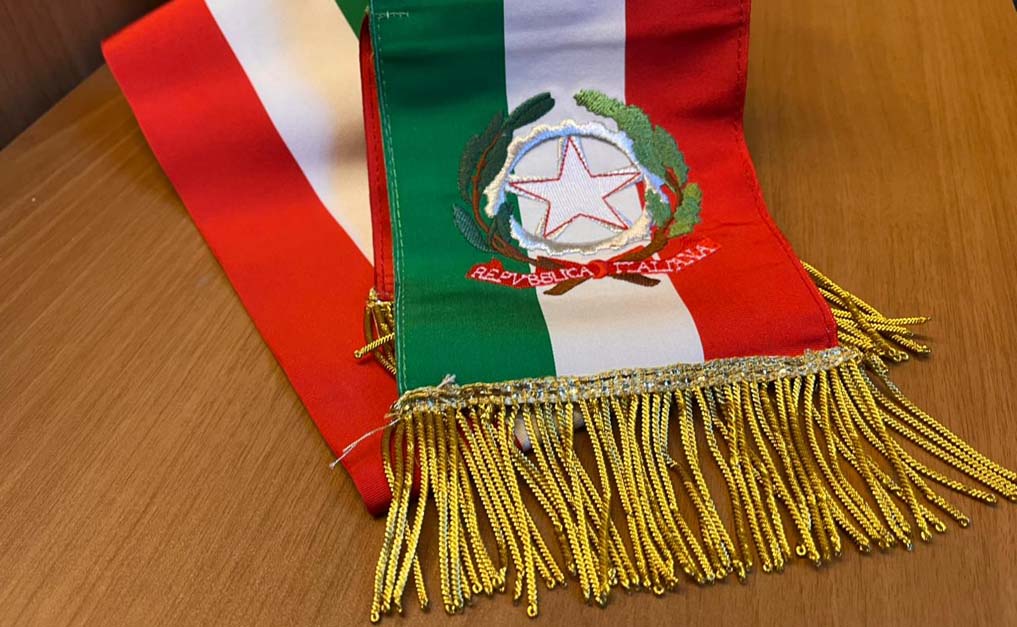 fascia italia con stemma repubblica italiana