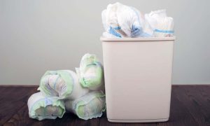 secchio con pannoloni sporchi