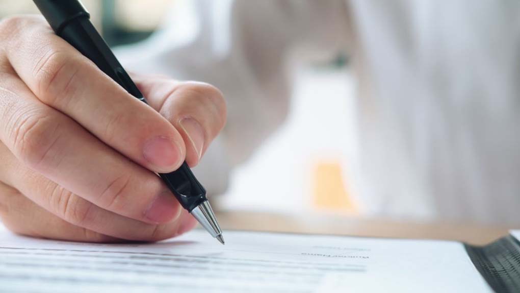 mano che firma un documento