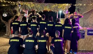 ragazzi dell'associazione Euphoria di spalle con la maglietta con la scritta del nome dell'associazione